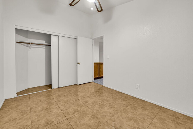 Building Photo - "Charming 3-Bed Oasis with 2 Full Baths in Las Vegas – 1,289 Sq Ft of Comfort!"