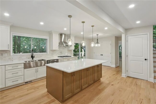 Building Photo - 545 Woodman Pl