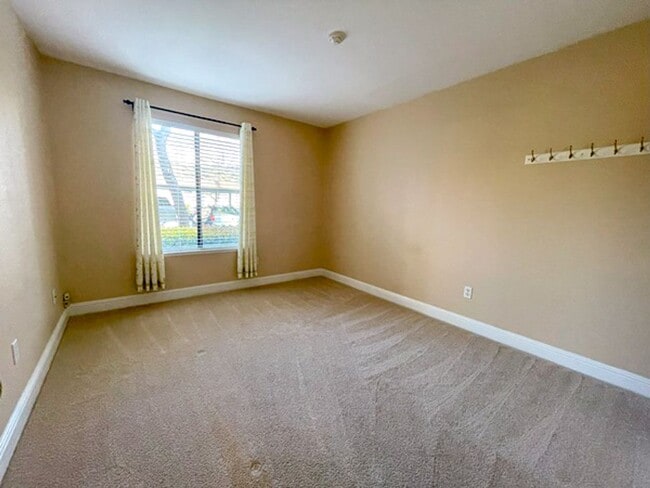 Building Photo - Cozy 2 Bedroom Ground Level Condo In The Highly Desirable New Park Village Community in Newark