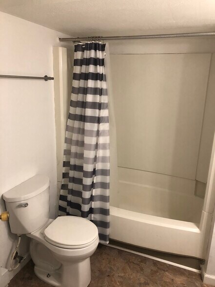 Bath - 1316 Hampton St