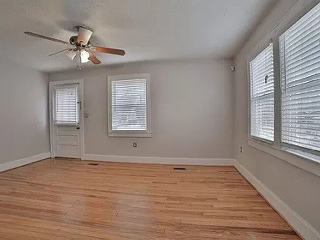 Building Photo - SINGLE FAMILY HOME