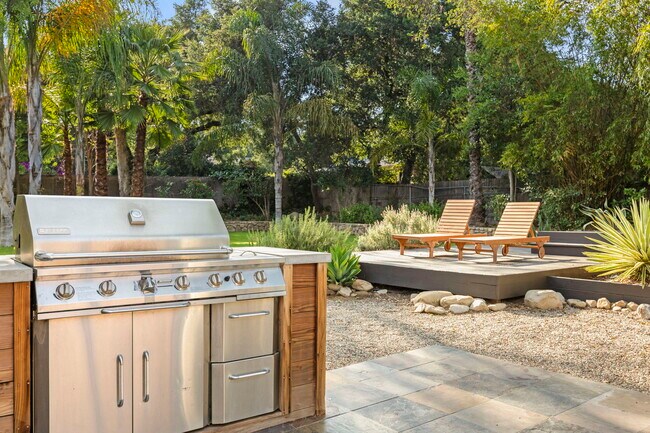 Building Photo - 701 Canada St