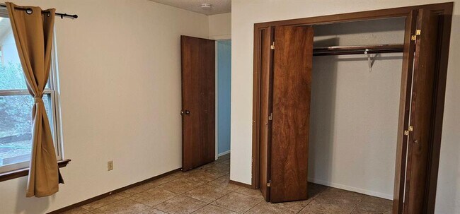 Building Photo - 5409 Duval St