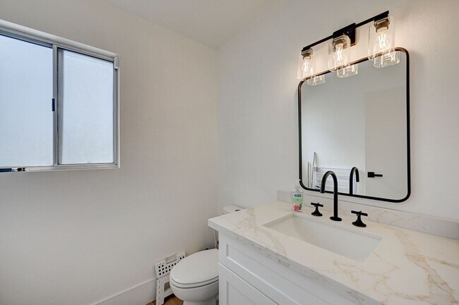 Building Photo - Furnished 4 bedroom home in the Lakes!