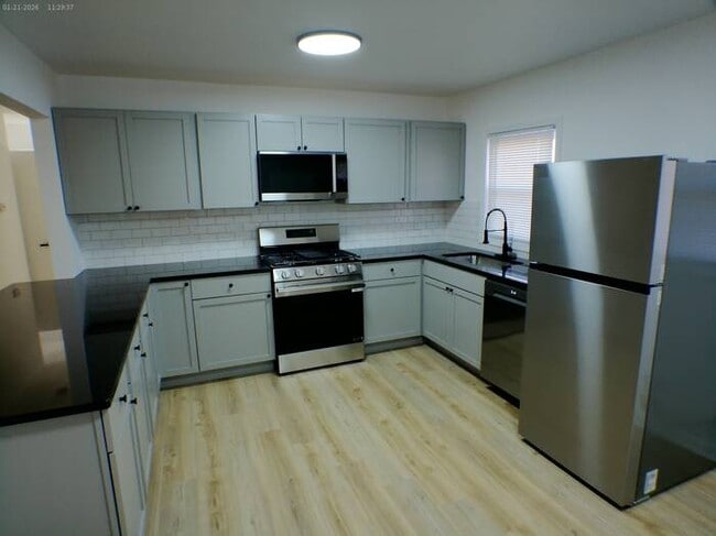 Building Photo - Beautiful 4 bedrooms and 2 full baths with vanity in a beautiful house at Longwood Ave Kansas Cit...