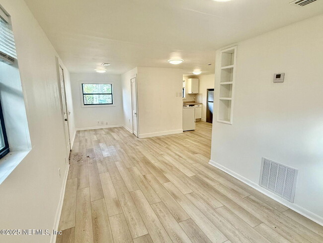 Building Photo - 1077 Willow Branch Ave