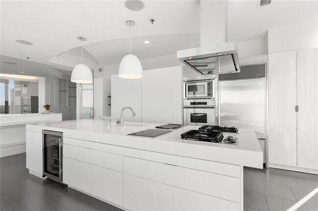 Building Photo - 3338 Peachtree Rd NE