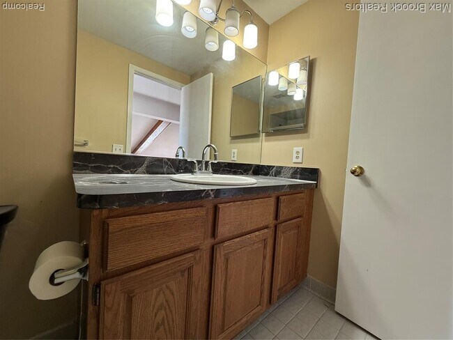 Building Photo - 6670 Maple Lakes Dr