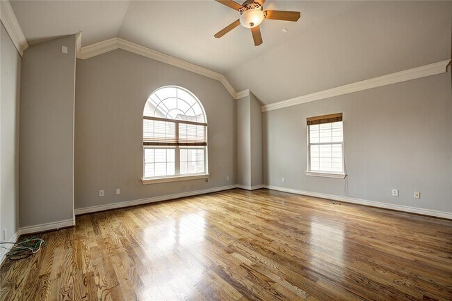 Building Photo - 2929 Clinton Dr