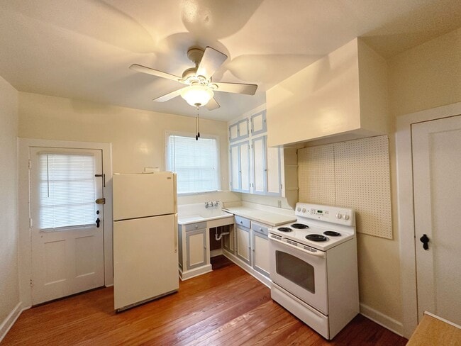 Building Photo - Beautiful 1 Bedroom Home Near Sorority Row!!!