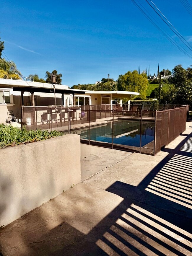 Building Photo - Gorgeous Tarzana Home