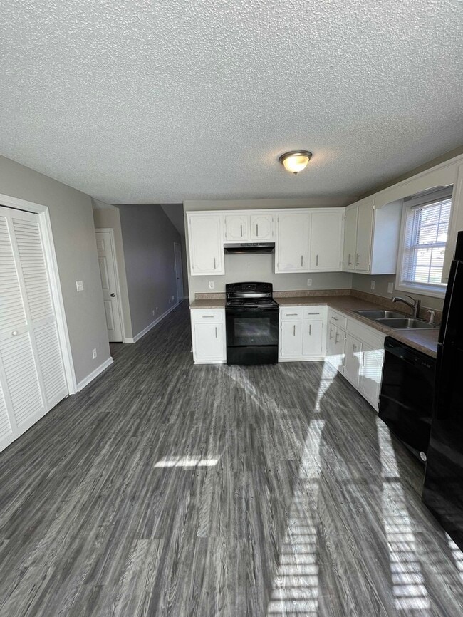 Building Photo - 320 Donna Dr