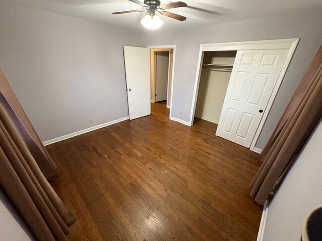 Building Photo - Huge Corner Lot in Grandview!! - 3 Bed / 2 Bath Split-Entry w/ Fenced Yard