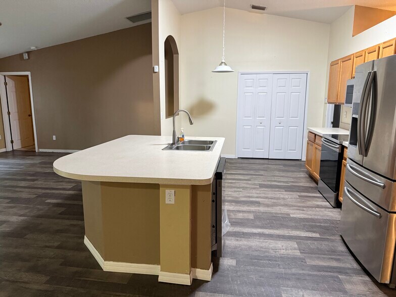 Building Photo - 49 Hemlock Trce