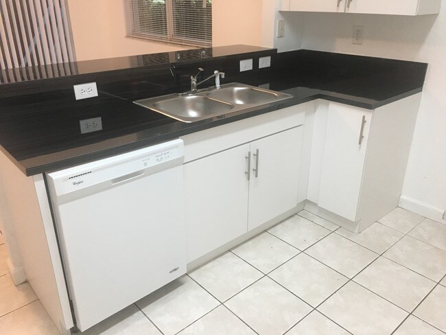 Building Photo - 1398 NE 33rd Ave