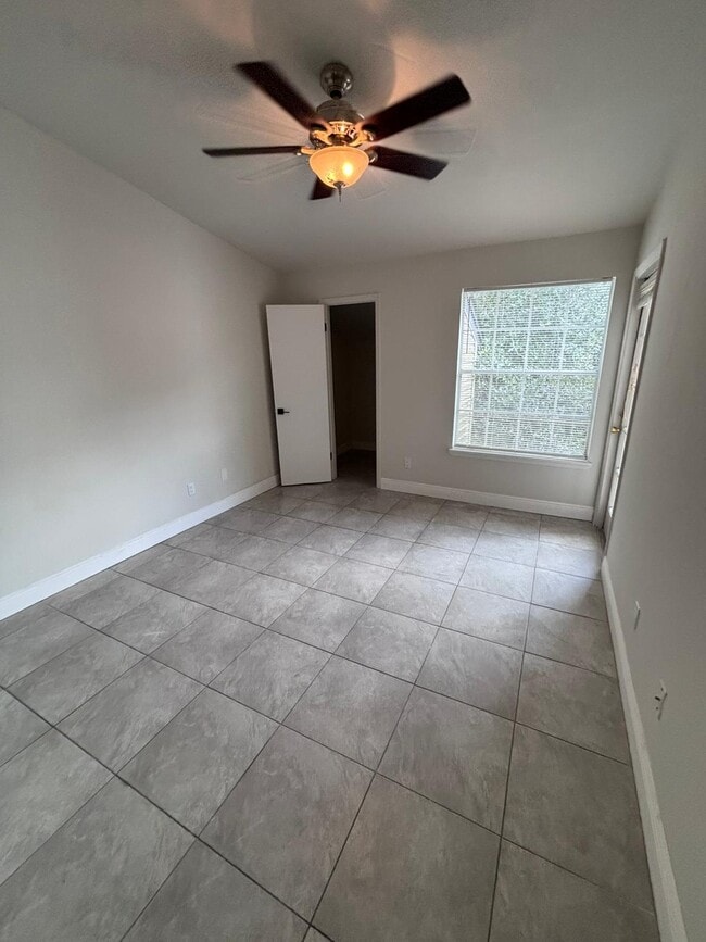 Building Photo - 1964 Lake Atriums Cir