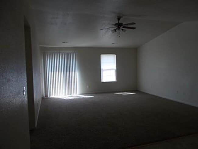 Building Photo - Cozy 2 Bedroom,  2 Bathroom Duplex!