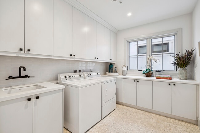 Building Photo - 503 L St