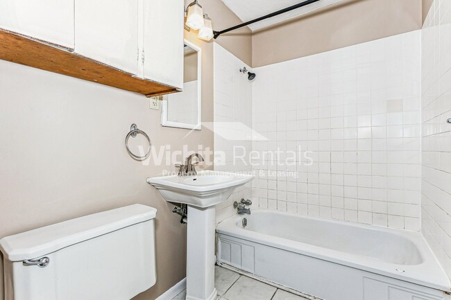 Building Photo - Move-In ready 2 bed/ 1bath + 1 car garage