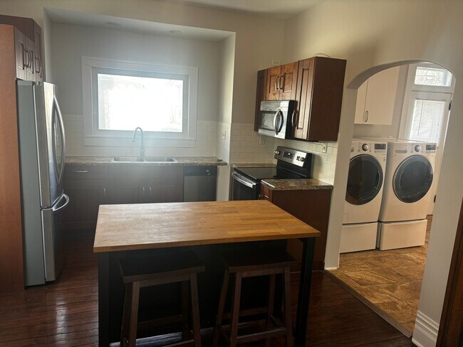 Building Photo - 1007 Lake Ave