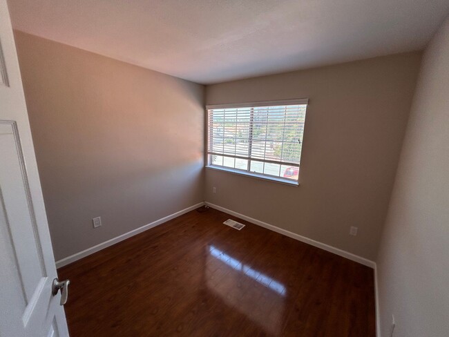 Building Photo - Spacious 4 Bedroom 2.5 Bath Home Antioch