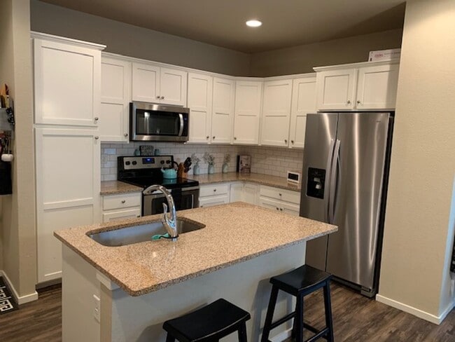 Building Photo - Spacious 3-Bedroom End-Unit Townhome for R...