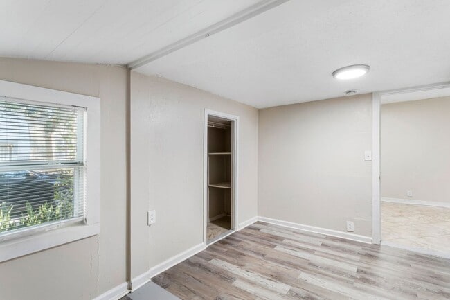 Building Photo - 3bdrm/1bath Home with large fenced yard  ** Section 8 OK ** $1,695.00