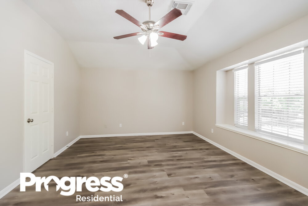 Building Photo - 18450 Hollow Oaks Cir
