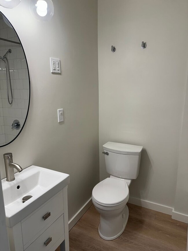 Building Photo - Beautiful high end 1 bedroom duplex with office!