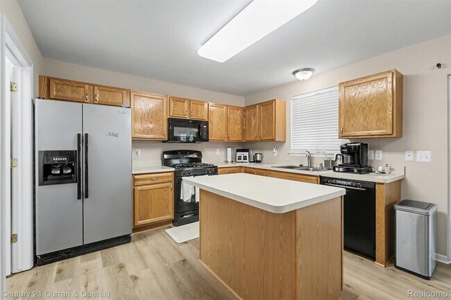 Building Photo - 7055 Oakridge Dr