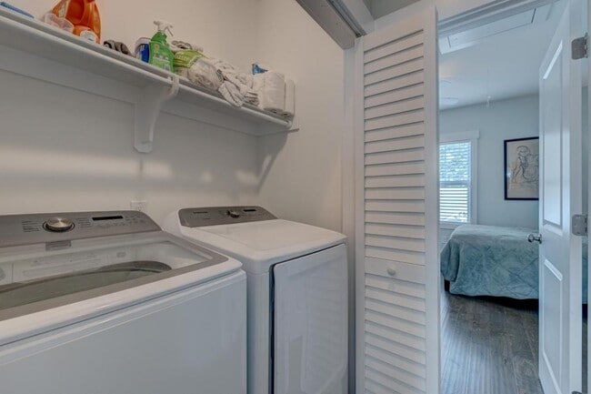 Building Photo - 1817 Bungalow Row