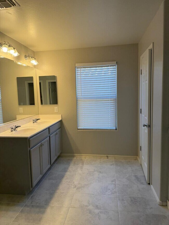 Building Photo - 1132 S Amulet