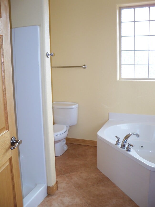 Building Photo - 6 BED | 3 BATH | TRIPLE GARAGE | RED ROCK ESTATES