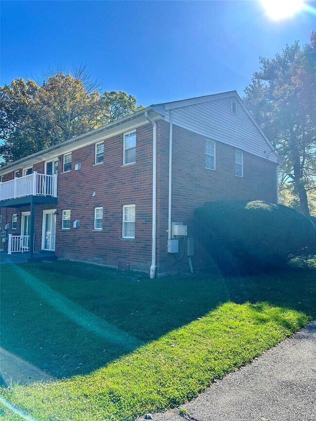 Building Photo - 5 Wildwood Dr