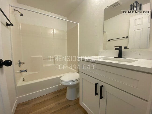 Building Photo - Charming 3 bed 2.5 Bath Duplex in Auburn