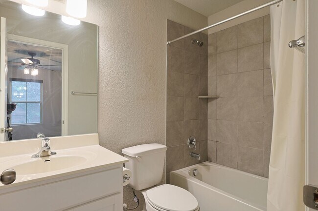 Building Photo - Charming 3/2 Minutes from Downtown NBTX