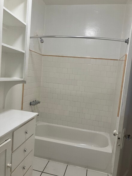 Building Photo - 2035 N Vista del Mar Ave