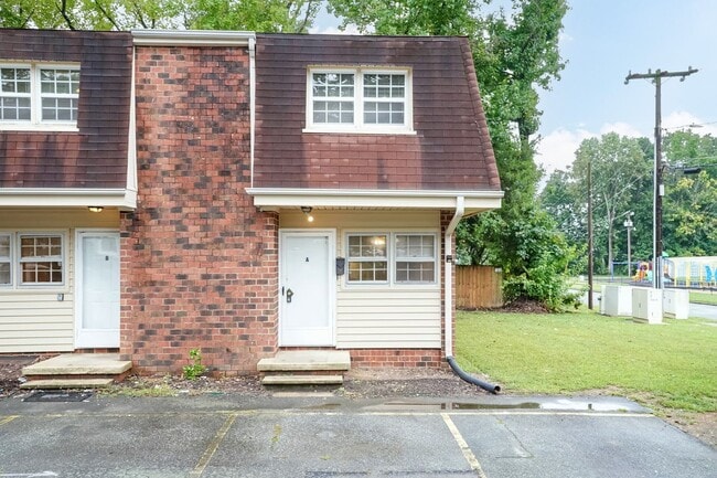 Building Photo - Two Bedroom End Unit Home!