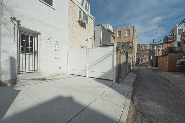 Building Photo - 2214 Pemberton St