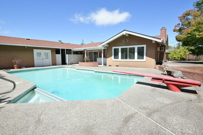 Building Photo - Well Maintained 3 Bedroom 2 Bath Home in Highly Desirable Saratoga Neighborhood!