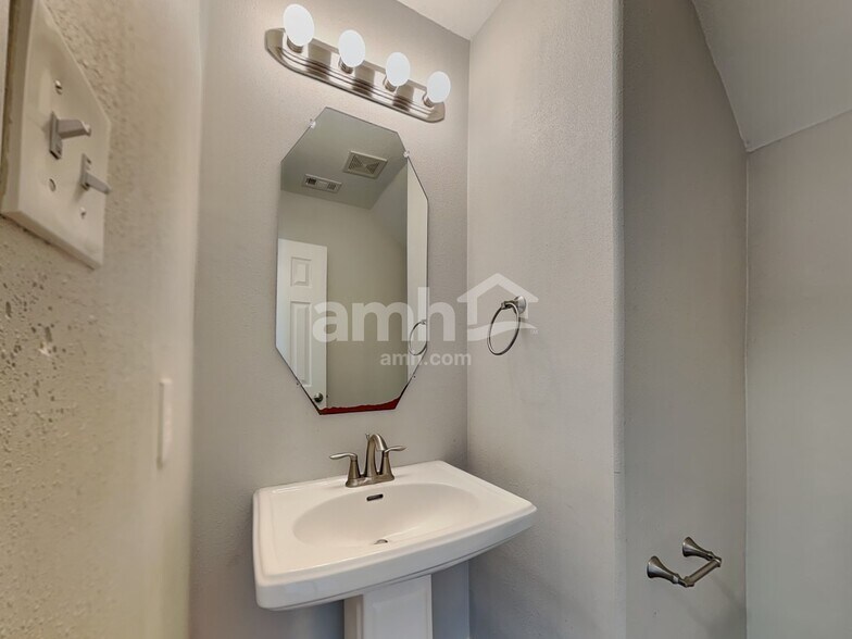 Building Photo - 21711 Falcongate Ct