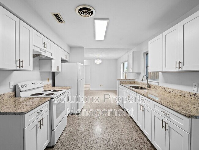 Building Photo - 905 Lisa Dr