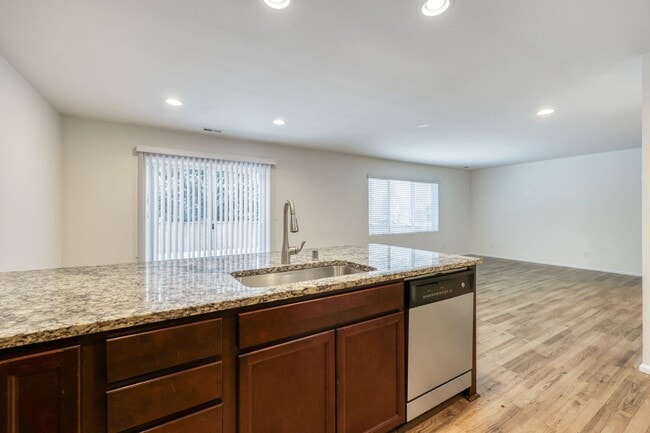 Building Photo - 4 bed plus den - easy I-5 access and JBLM commute. N Thurston School District