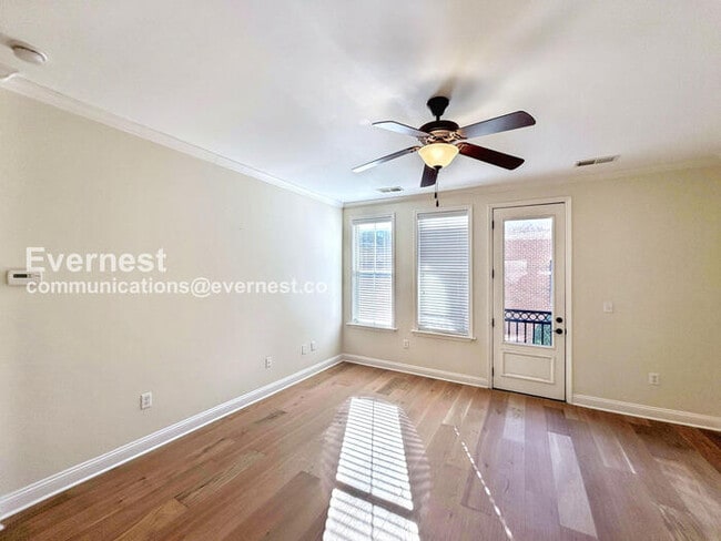 Building Photo - 2 Bed/4 Bath Condo with Detached Garage / Pet-Friendly / Available Now!