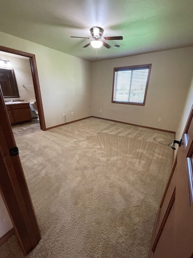 Building Photo - 2 Bedroom, 2 Bathroom Upper Available