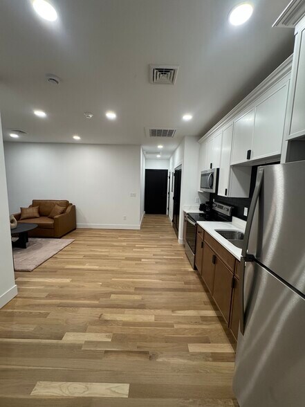 Building Photo - 1002 Broad St