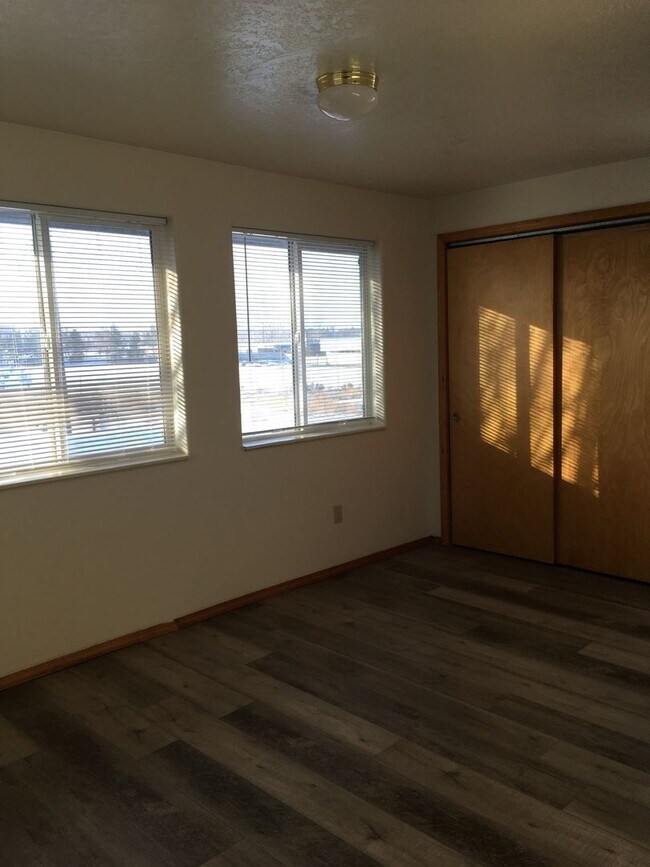 Building Photo - MF076-Short Ave Duplex-Gaerisch