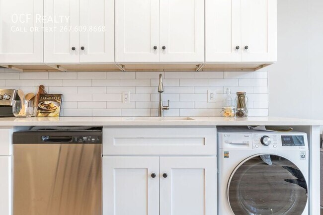 Building Photo - 2825 W Girard Ave