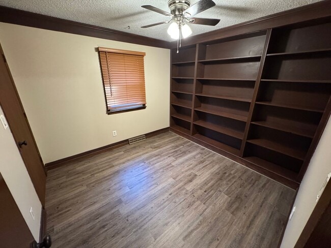Building Photo - 3 bedroom 2 bath Springfield Home located ...