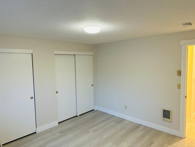 Building Photo - Charming Updated & Spacious Condo in a Peaceful Setting